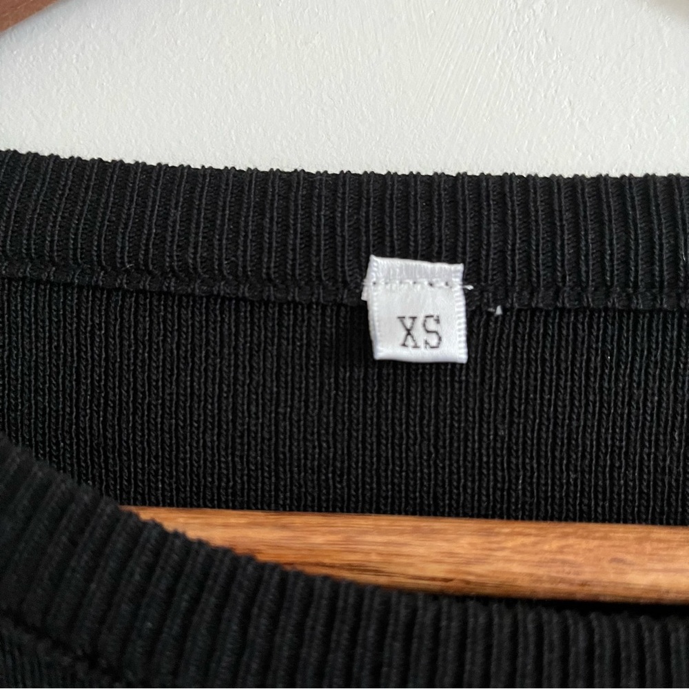 High-low long sleeve flowy black sweater with white trim - Picture 2 of 2